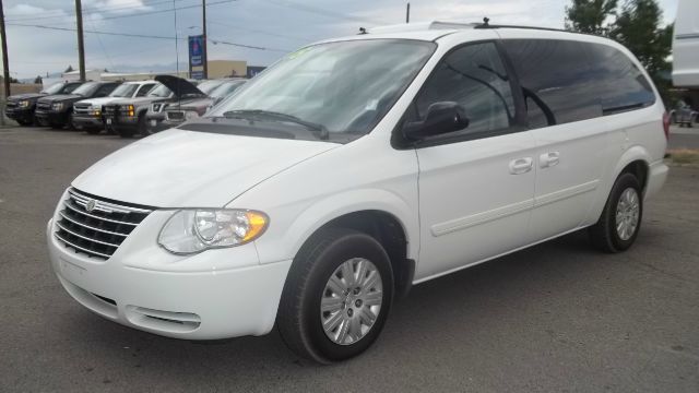 Chrysler Town and Country 2005 photo 3
