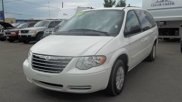 Chrysler Town and Country 2005 photo 4