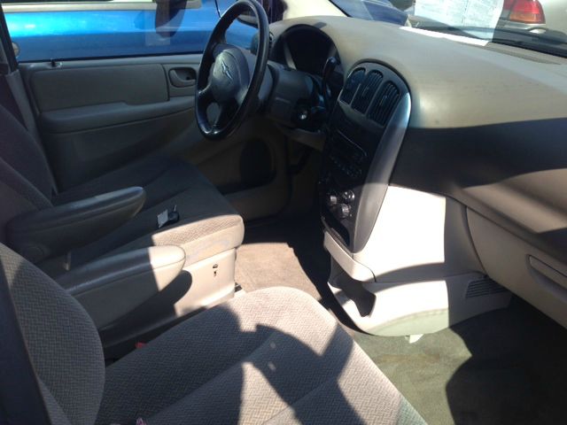 Chrysler Town and Country 2005 photo 1