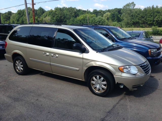 Chrysler Town and Country 2005 photo 2