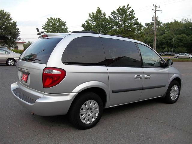 Chrysler Town and Country 2005 photo 1