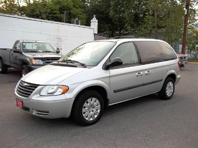 Chrysler Town and Country 2005 photo 2