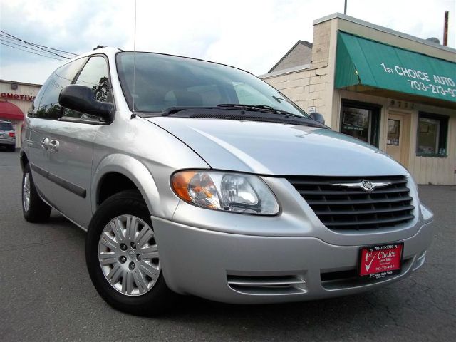 Chrysler Town and Country 2005 photo 3