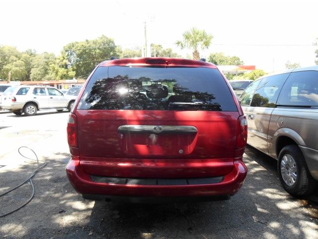 Chrysler Town and Country 2005 photo 4