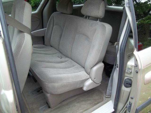 Chrysler Town and Country 2005 photo 1