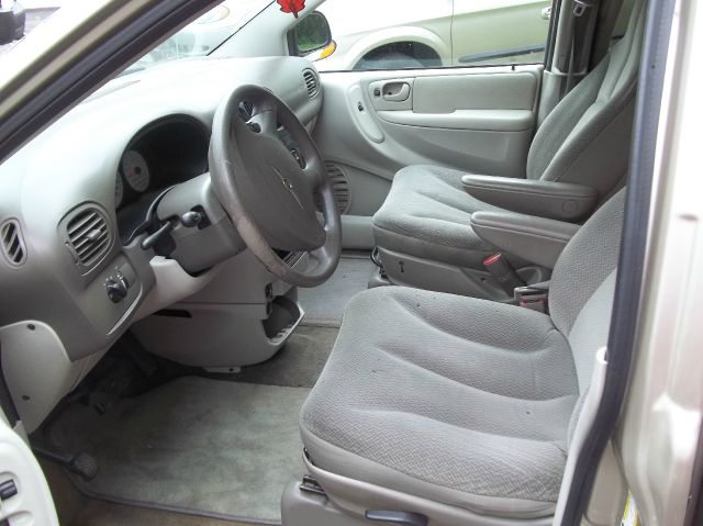 Chrysler Town and Country 2005 photo 2