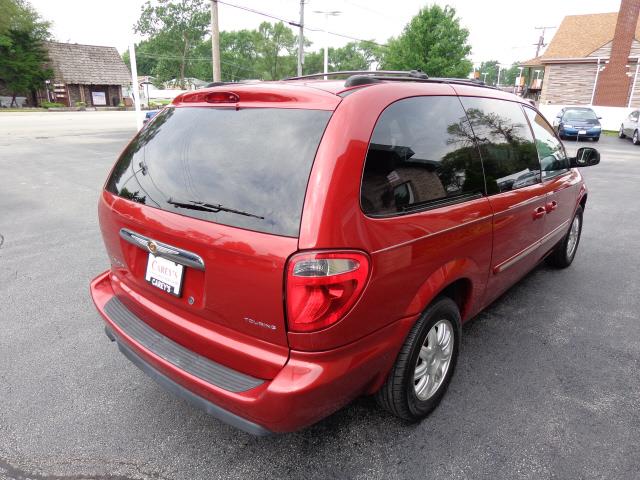 Chrysler Town and Country 2005 photo 0