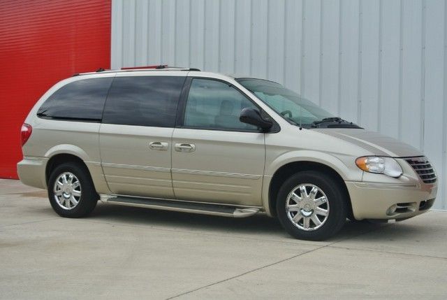 Chrysler Town and Country 2005 photo 1