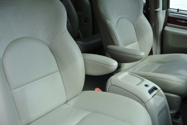 Chrysler Town and Country 2005 photo 2