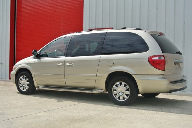 Chrysler Town and Country 2005 photo 3