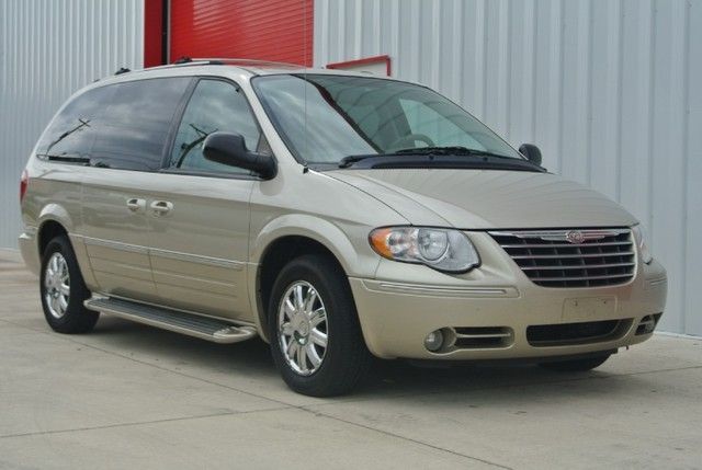 Chrysler Town and Country 2005 photo 4