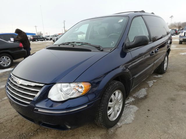 Chrysler Town and Country 2005 photo 1
