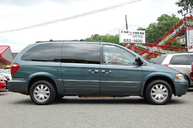 Chrysler Town and Country 3.5 MiniVan