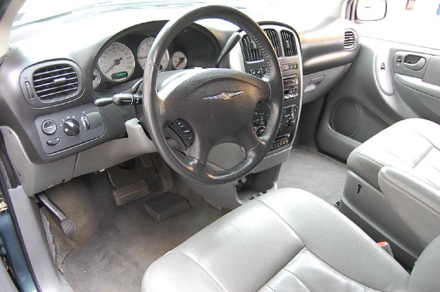 Chrysler Town and Country 2005 photo 1