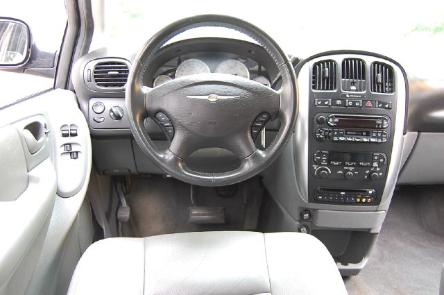 Chrysler Town and Country 2005 photo 2