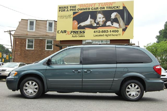 Chrysler Town and Country 2005 photo 5
