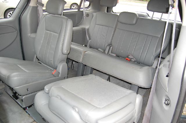 Chrysler Town and Country 2005 photo 6