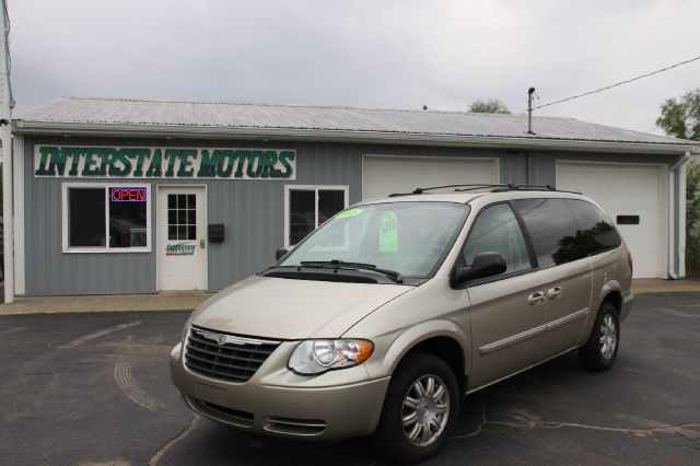 Chrysler Town and Country 2005 photo 1