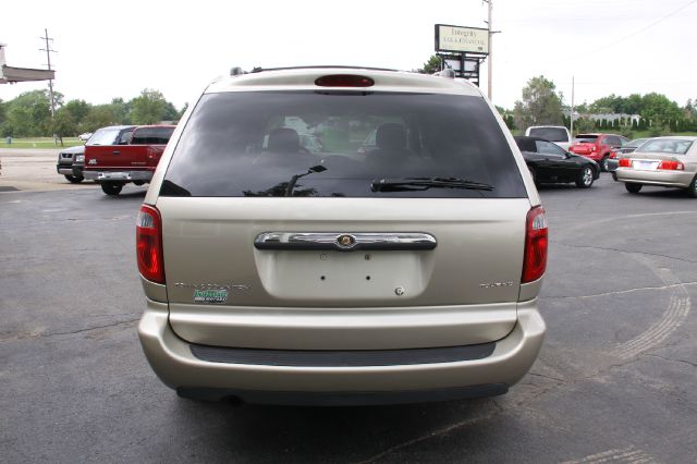 Chrysler Town and Country 2005 photo 2