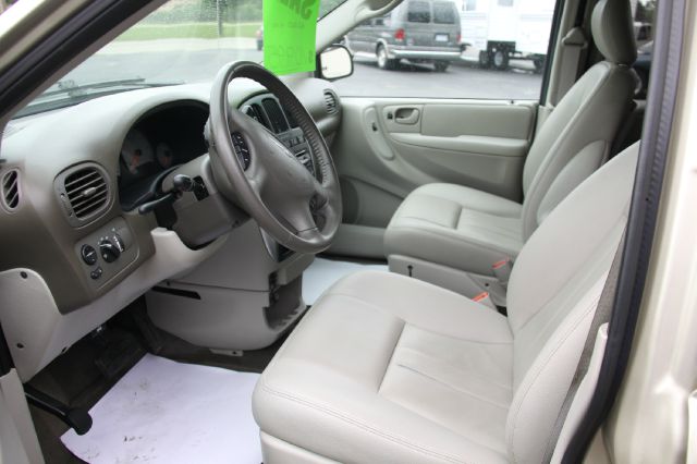 Chrysler Town and Country 2005 photo 3
