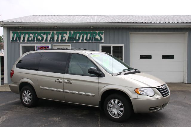 Chrysler Town and Country 2005 photo 4