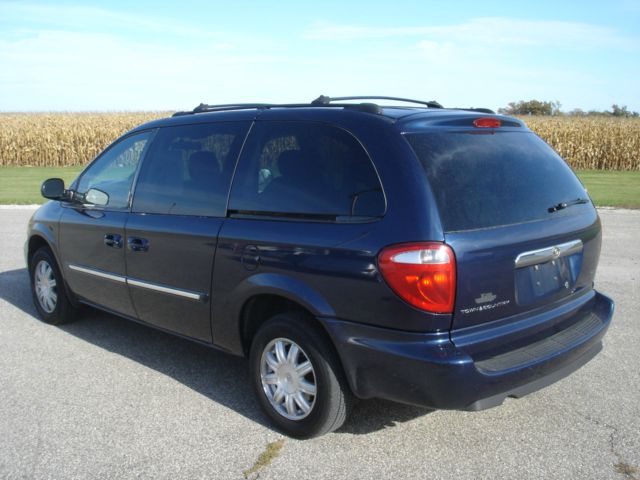 Chrysler Town and Country 2005 photo 2