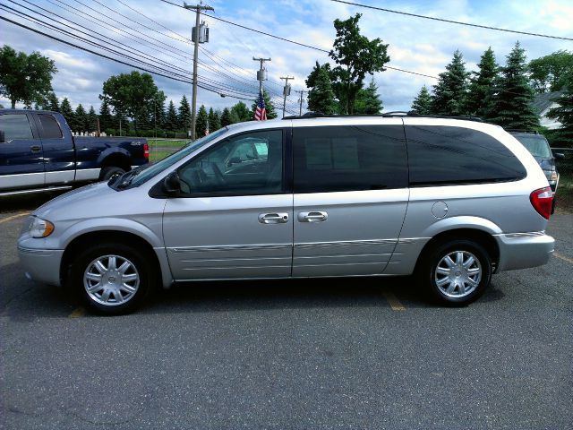 Chrysler Town and Country 2005 photo 1