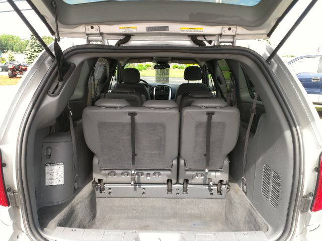 Chrysler Town and Country 2005 photo 2