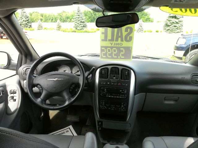 Chrysler Town and Country 2005 photo 3