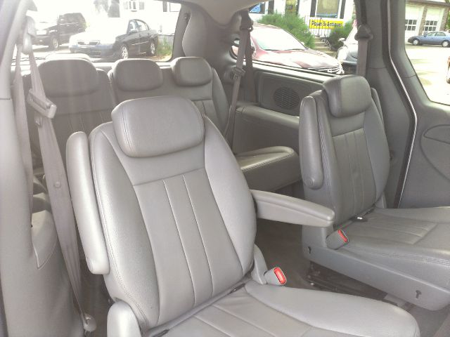 Chrysler Town and Country 2005 photo 4