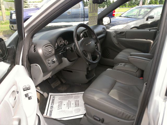Chrysler Town and Country 2005 photo 5