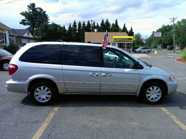 Chrysler Town and Country 2005 photo 6