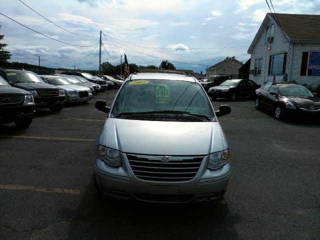 Chrysler Town and Country 2005 photo 7