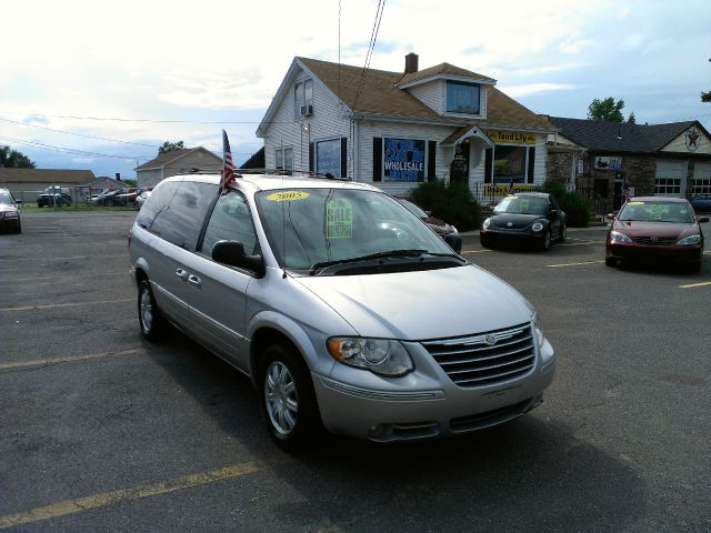 Chrysler Town and Country 2005 photo 8
