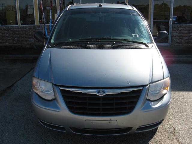 Chrysler Town and Country 2005 photo 1