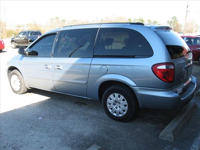 Chrysler Town and Country 2005 photo 2
