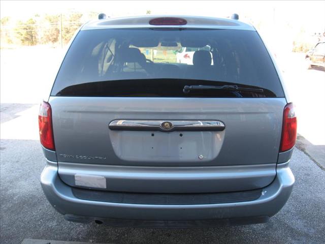 Chrysler Town and Country 2005 photo 3