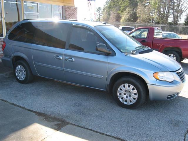 Chrysler Town and Country 2005 photo 4