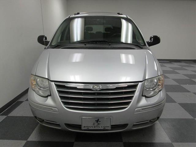 Chrysler Town and Country 2005 photo 2
