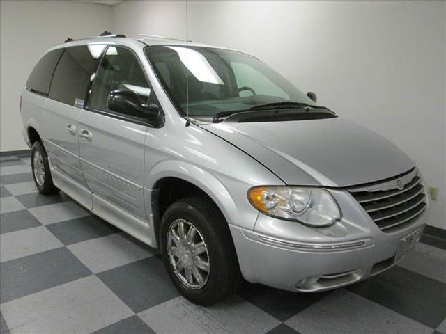 Chrysler Town and Country 2005 photo 3