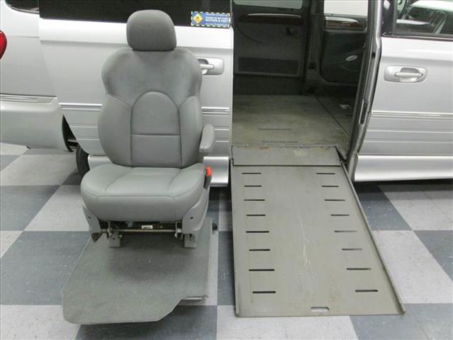 Chrysler Town and Country 2005 photo 4