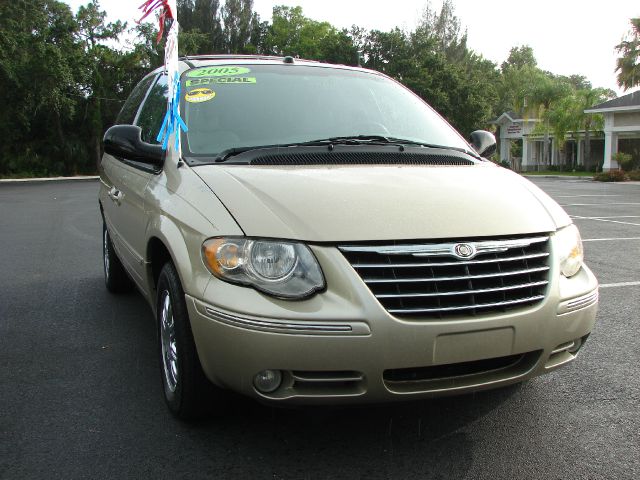 Chrysler Town and Country SLT 25 MiniVan