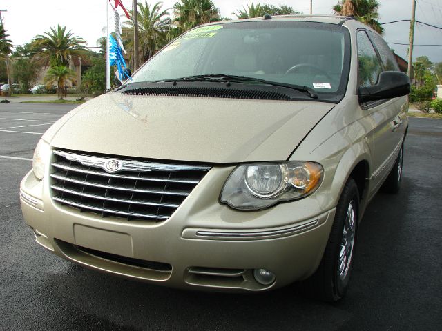 Chrysler Town and Country 2005 photo 1
