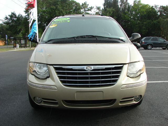 Chrysler Town and Country 2005 photo 2