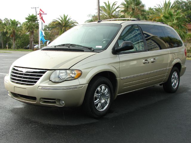 Chrysler Town and Country 2005 photo 3