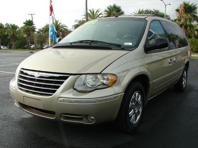 Chrysler Town and Country 2005 photo 4