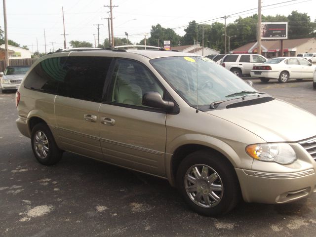 Chrysler Town and Country 2005 photo 2
