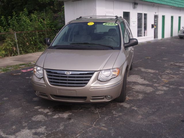 Chrysler Town and Country 2005 photo 3