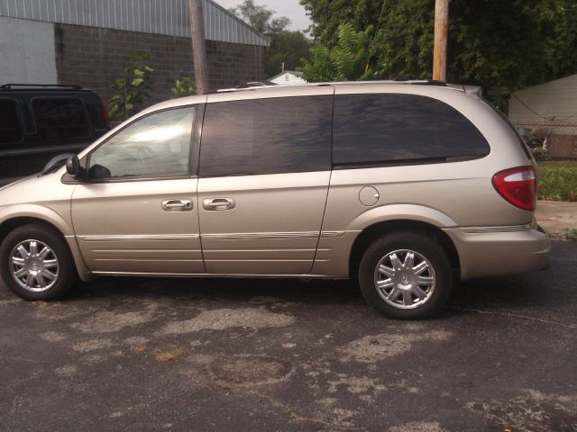 Chrysler Town and Country 2005 photo 4