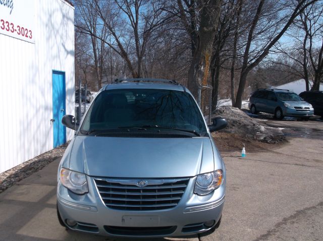Chrysler Town and Country 2005 photo 1